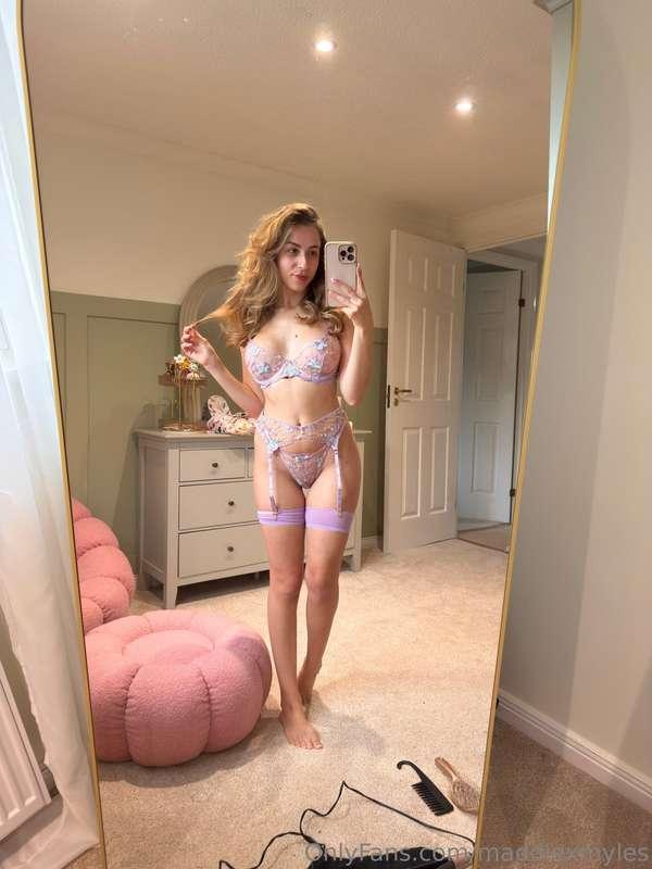 How cute is this set!? I want to get some more colourful lin..