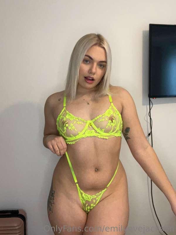 morning daddy I have a little surprise for you! dm me x