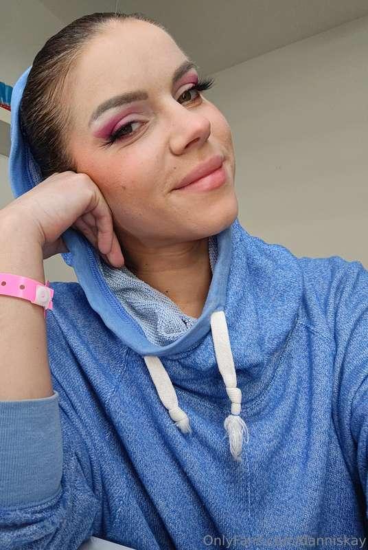 No filter, just a lotta makeup 🤷🏼‍♀️💁🏼‍♀️😄  One of my Exxxxo..
