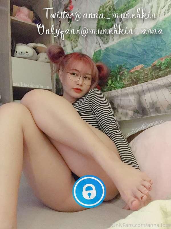 Red toes ❤️
Uncensored in @munchkin_anna