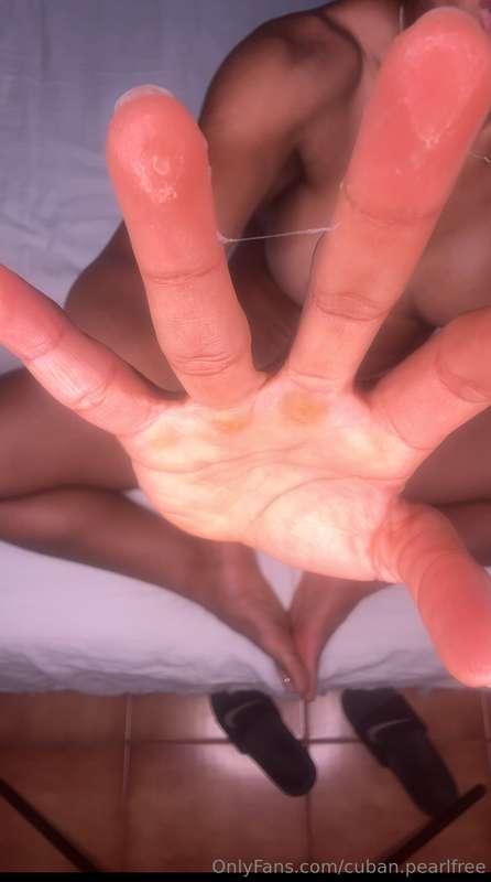 COme to see me rubbing sensually😈 I recorded myself in an in..