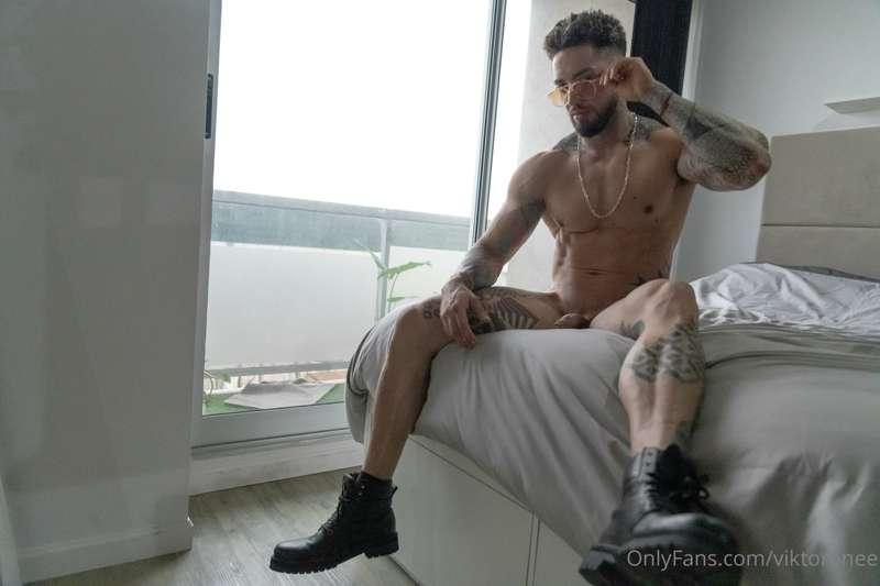 😈