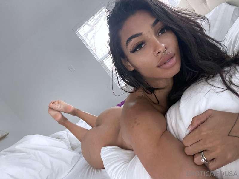 Waiting to moan your name in your DM'S 😈 Don't keep goddess ..