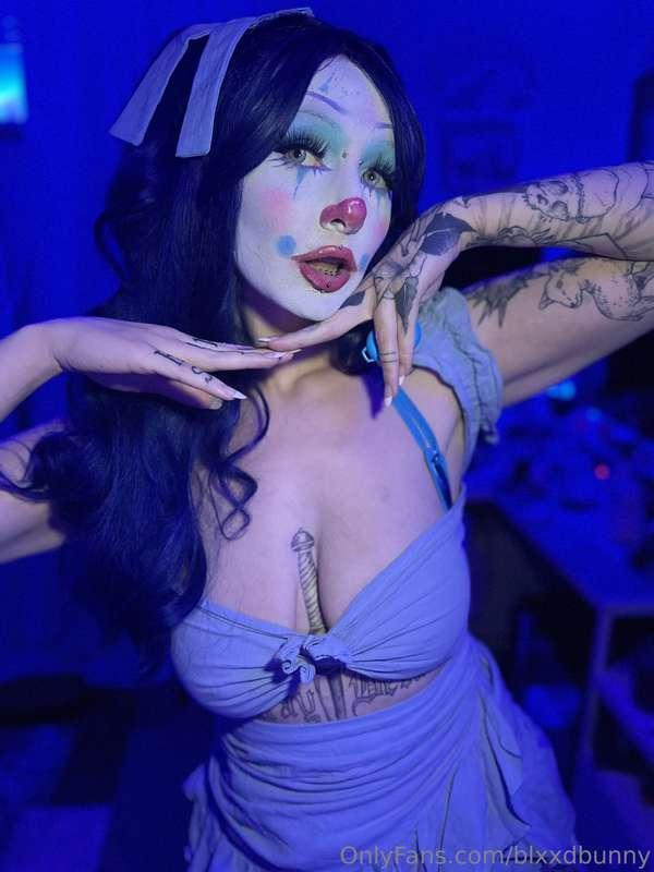 clownie babie 💙(I took so many pics this set, pls bear with ..