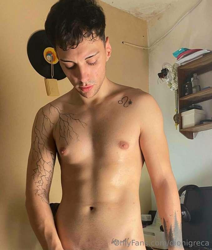Argentinian with a big penis willing to please you in everyt..
