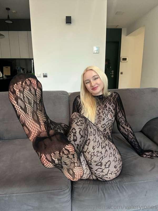 This bodysuit feels sooo damn sexy on my skin… 😋 The way the..