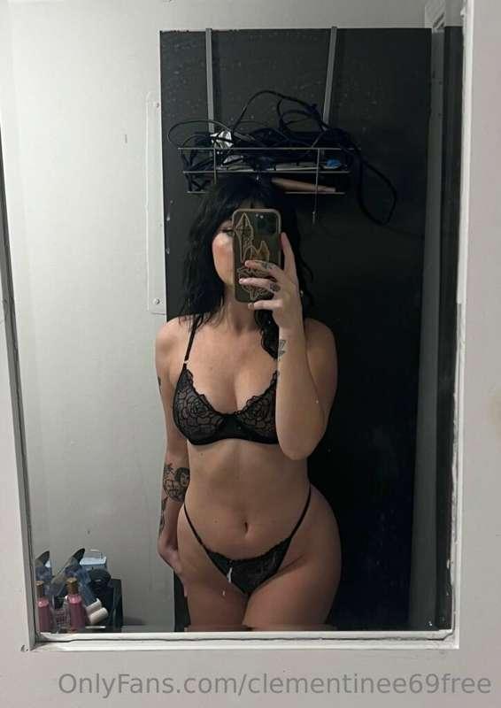 come join me on my paid page for $3 :) full nude, strip teas..