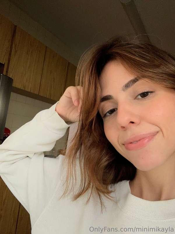 there’s a thought I’m dying to share… but only in DMs..🥵