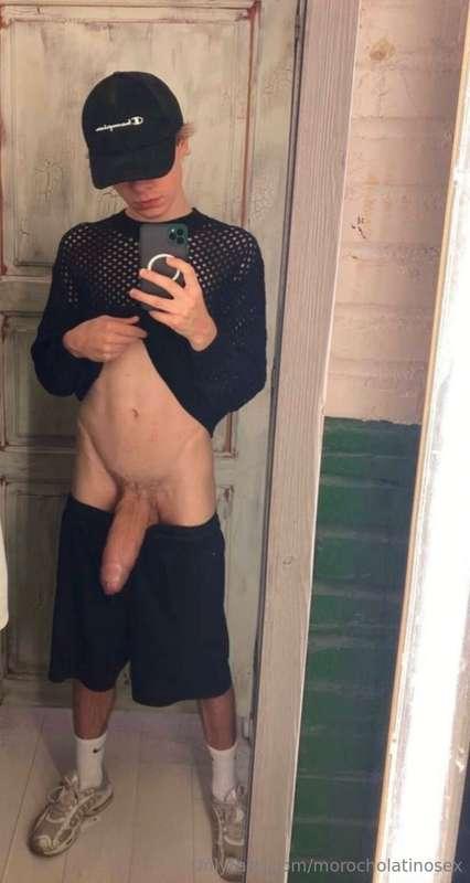 😍 Just look at this🤤He Has The He Has The BIGGEST TWINK COCK..