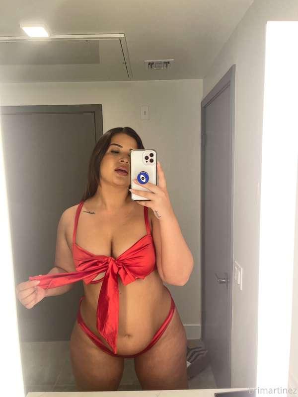 Find me wrapped up with a bow under the tree! 🎁💖