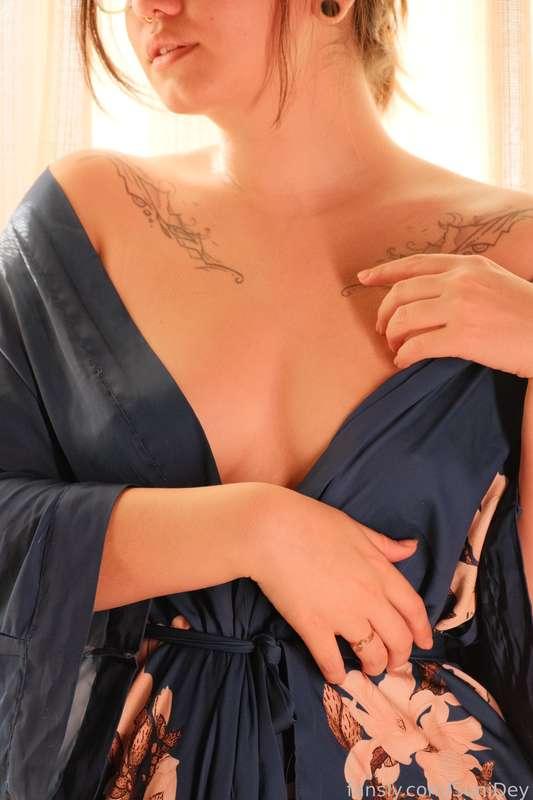The sunlight was so beautiful today. 🥰

I think I need another robe like this one, the fabric feels so good on my skin. 

#fyp #lingerie #robe #booty 