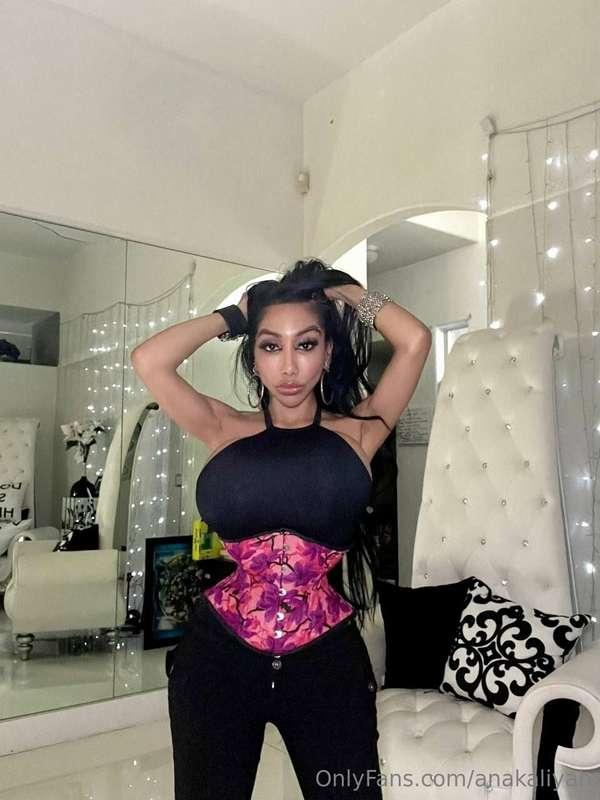 Keeping my waist small and grabbable ✨️