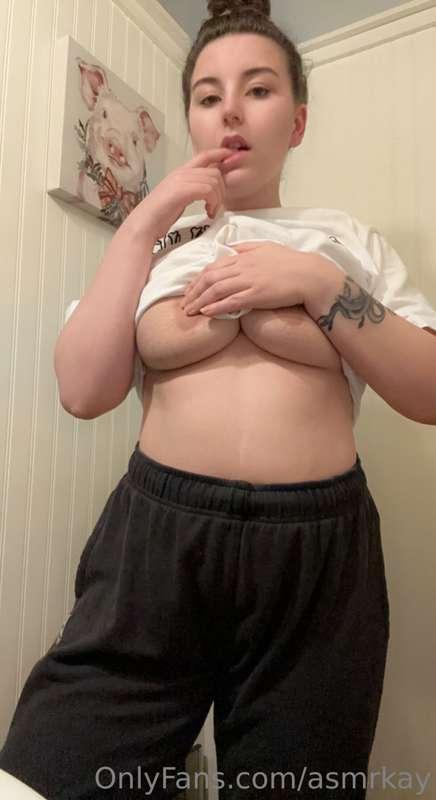 **Swipe 👉 for uncensored** 🍈🍈

Early morning tit flashing to..