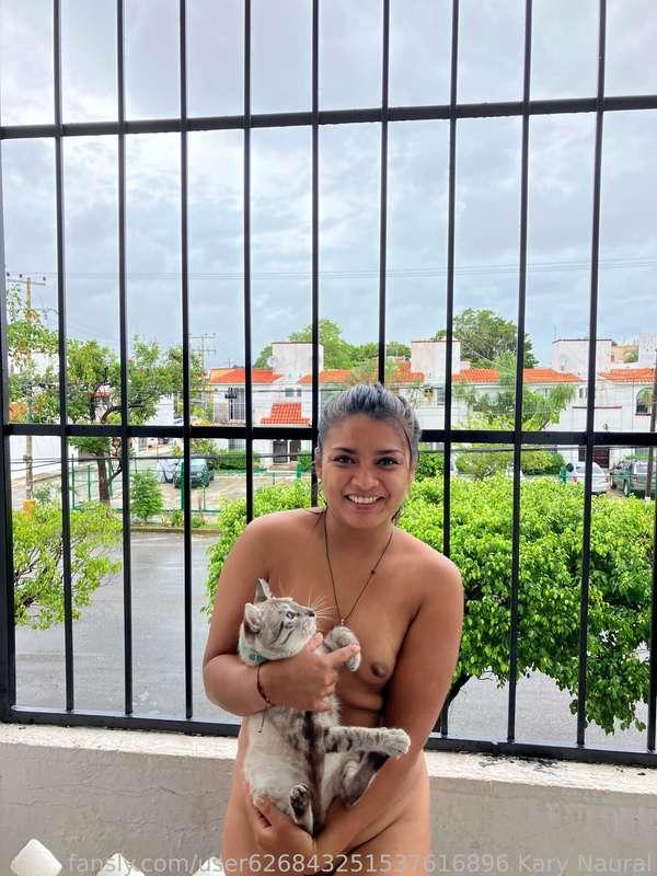 Reportándome que pasamos el huracán y todo bien, solo hubo mucha lluvia. Ven el carro rojo? creo mi vecino me vio

Reporting that we passed the hurricane and everything was fine, there was just a lot of rain. See the red car? I think my neighbor saw me