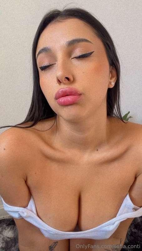 would you give me a kiss daddy? 🤭