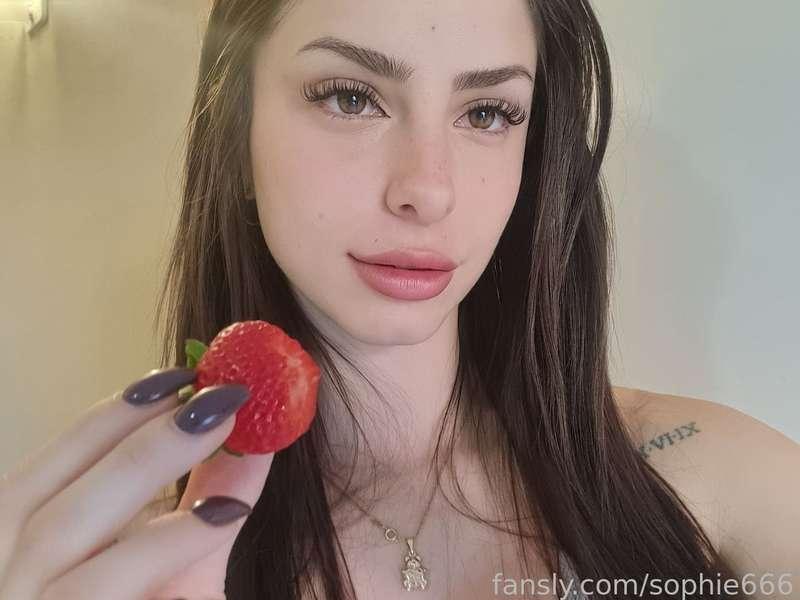 Hola amor. Me das 🍓?

#babygirl #slutty #teen #brunette #latina 