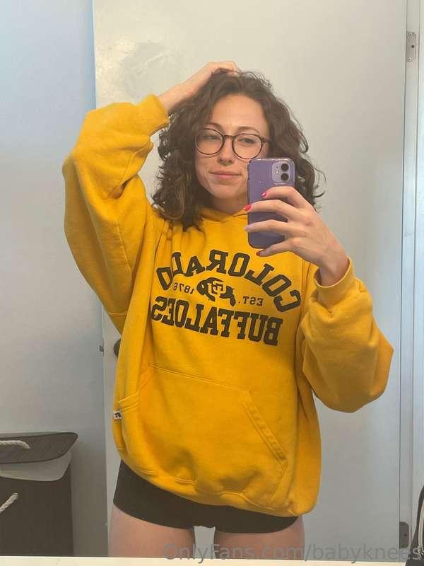 Just a sweatshirt-mirror-pic-thigh-gap moment. Nothing to se..