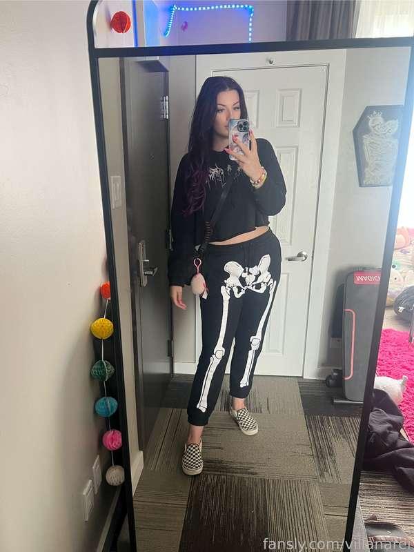 I just really like these pants 😅💖

#fyp #tall #tallgirl #goth #emo #purplehair