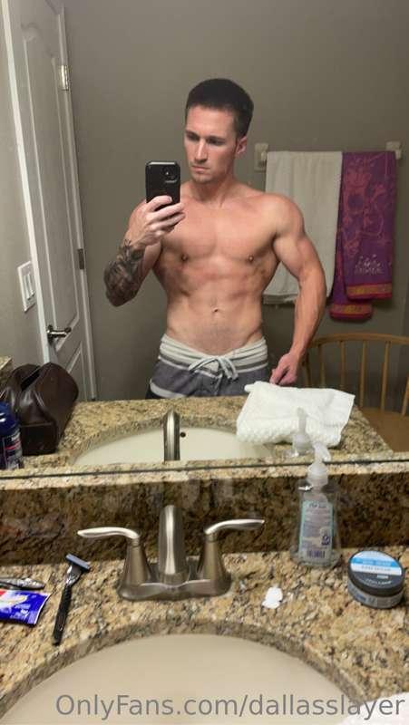 It’s all about the LATS! 💪🏼 Lmk if y’all want workout and tr..