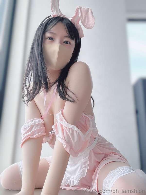 お尻虫にさされちゃった💦 うさぎのコスプレだよ🐇  I was bitted by a butt bug💦 It's a..
