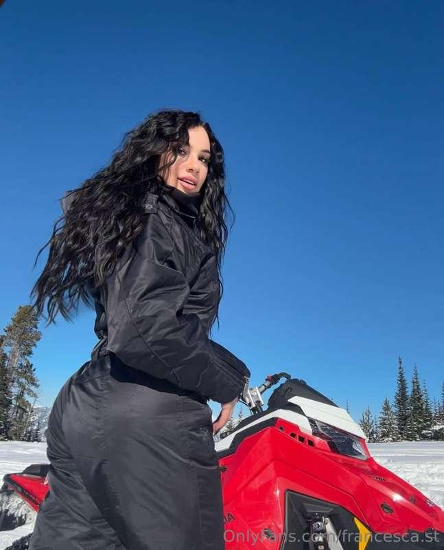 Keeping fit while snowmobiling! ❄️ 

#WinterWellness
