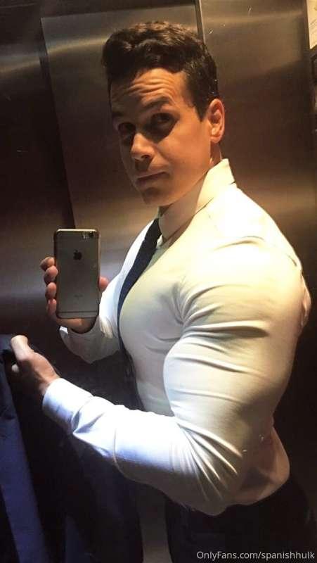Shirts are not supposed to stretch that much. I like to test..