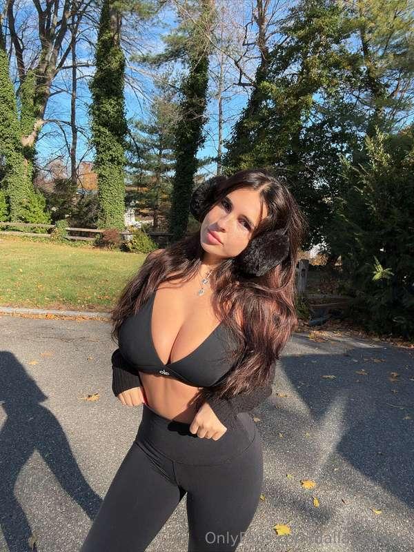 Bored and horny hehe, hmu <3