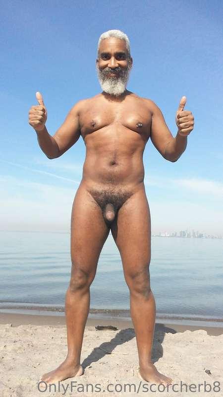 Thumbs-Up Thursday!  #beard #musculardaddy #gay #feet #gaycr..