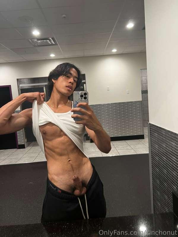 felt risky at the gym todayyy, wish i had a gym bro to servi..