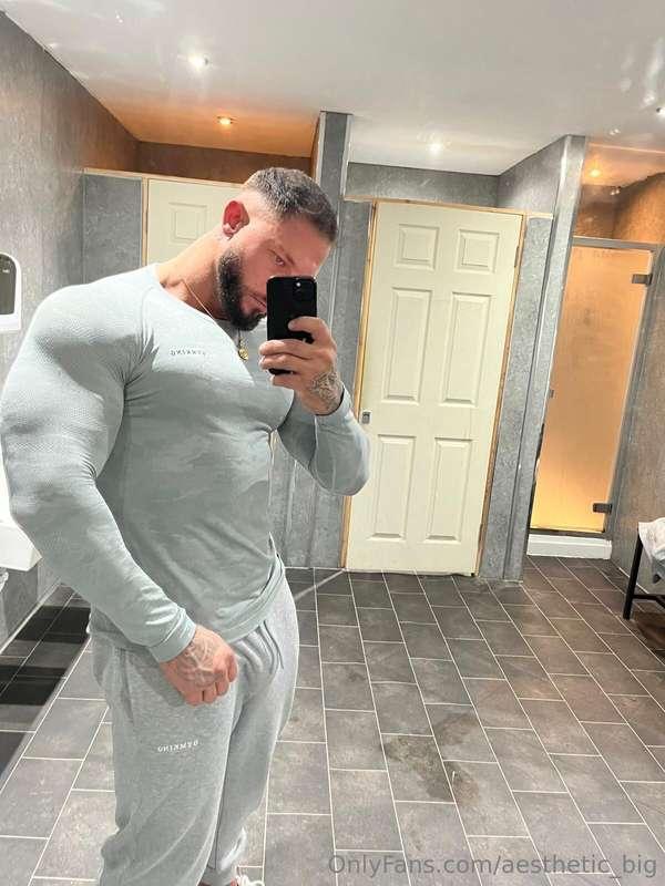 Guess how big my arms are 😈👇🏽Check your DMs to see how big s..