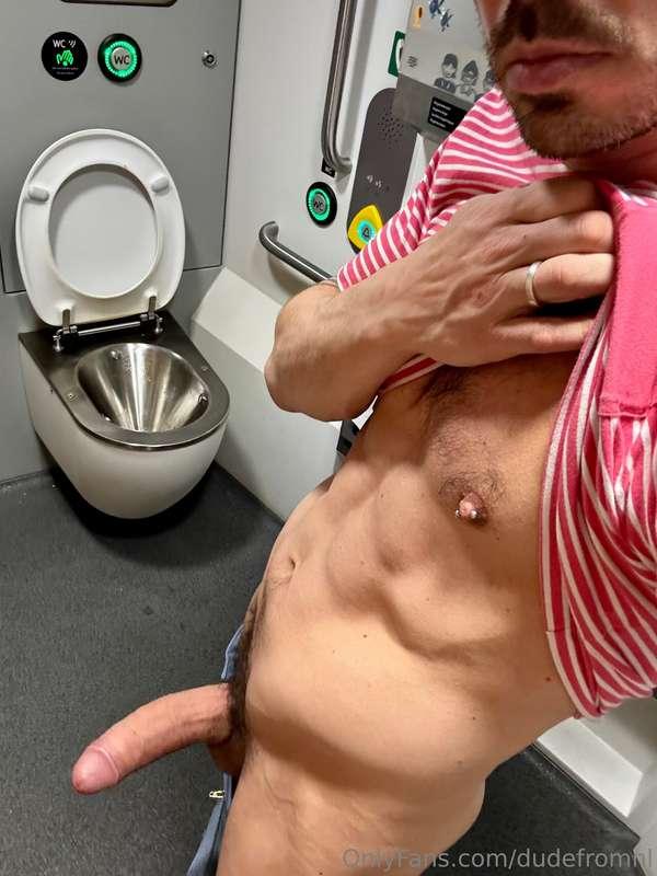 Wanking in the train ✊💦Just making sure I'm ready for Berlin..