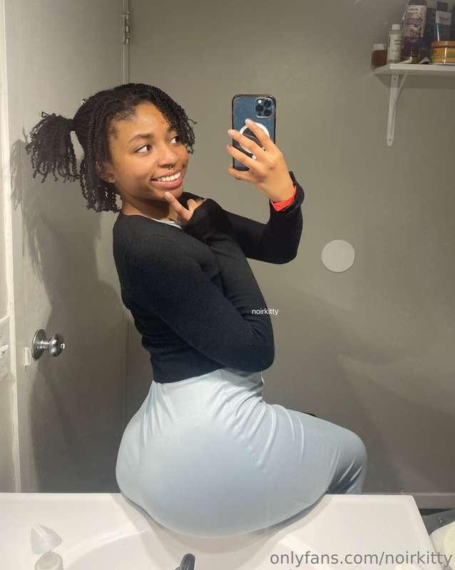 plump booty with a bright smile. it’s giving gf material 🥰