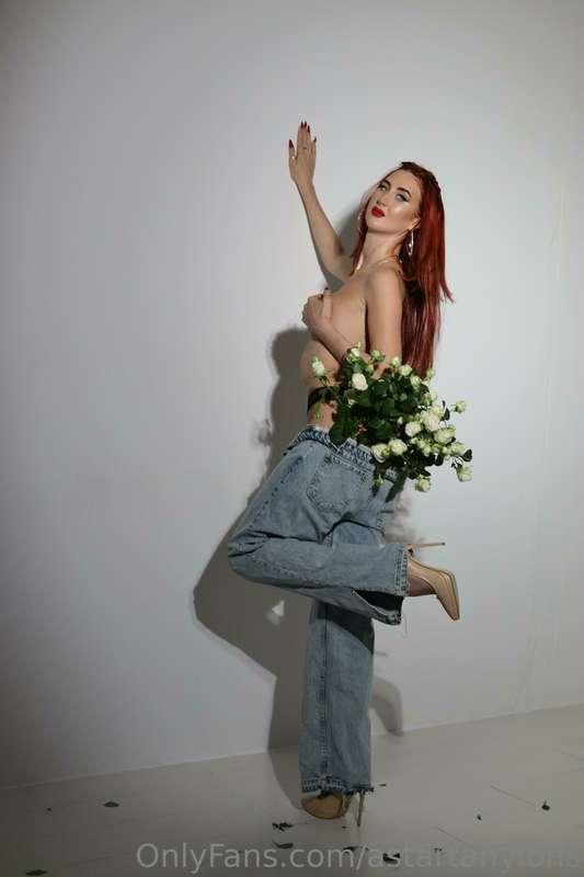 I'm in lowered jeans in a white studio in the eyes of sex. p..