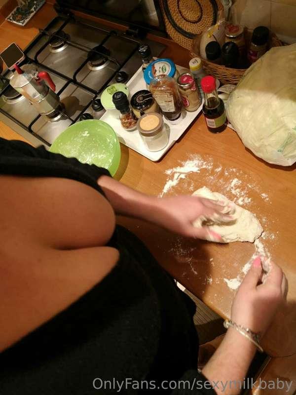 Who's going to knead me?
😏😏😏😏