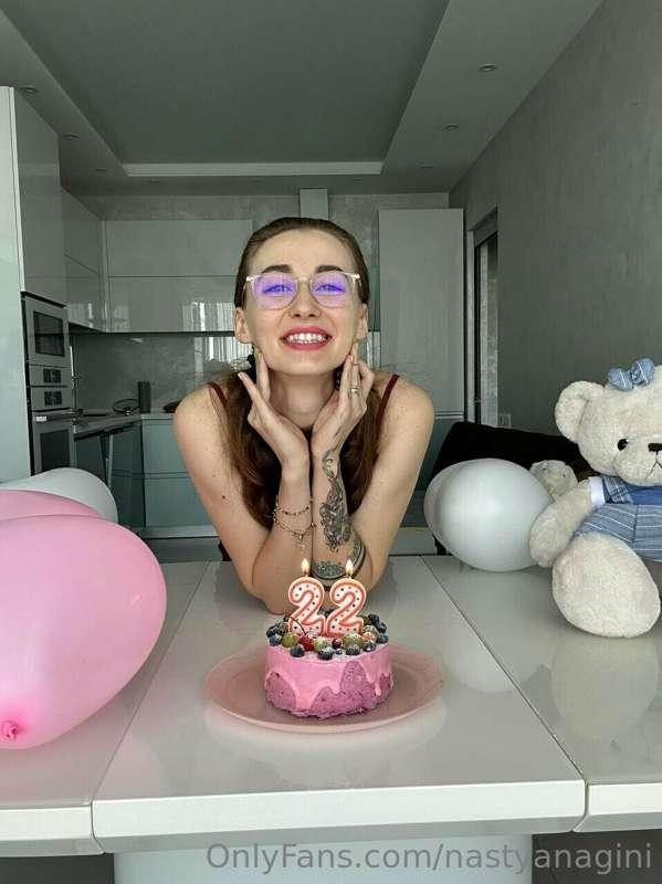 🎉 Hello my lovers ahaha how are you 🎂
Today is such a specia..