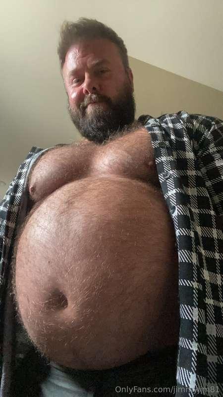 Dad’s belly is getting so big eh? 