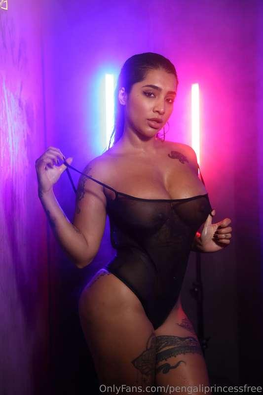 NAUGHTY SHOWER BUNDLE 💦 (40 PICS!)Check out my HOT home gym ..