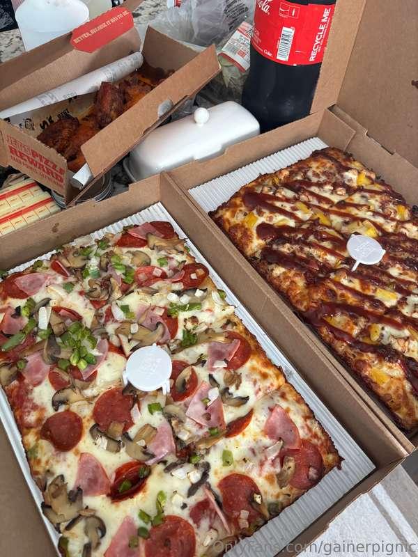 A generous feeder sent me pizza and wings🐷 New Video coming ..