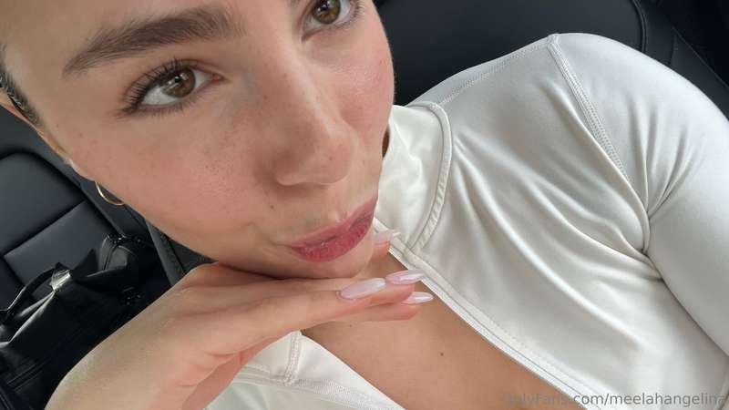 meelahangelina image #0