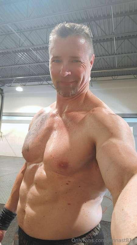 Quick gym selfie for ya Want to workout with Daddy?