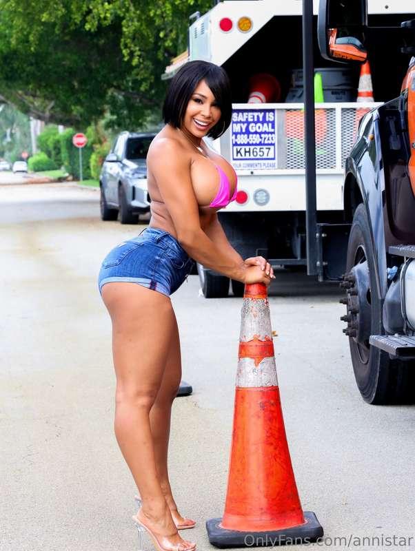 Do my body curves look too dangerous for you?😈🔥