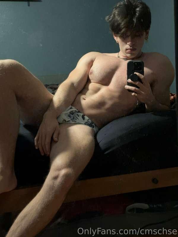 Speedo photo shoot for you all ;) wasn’t sure if I’m going t..