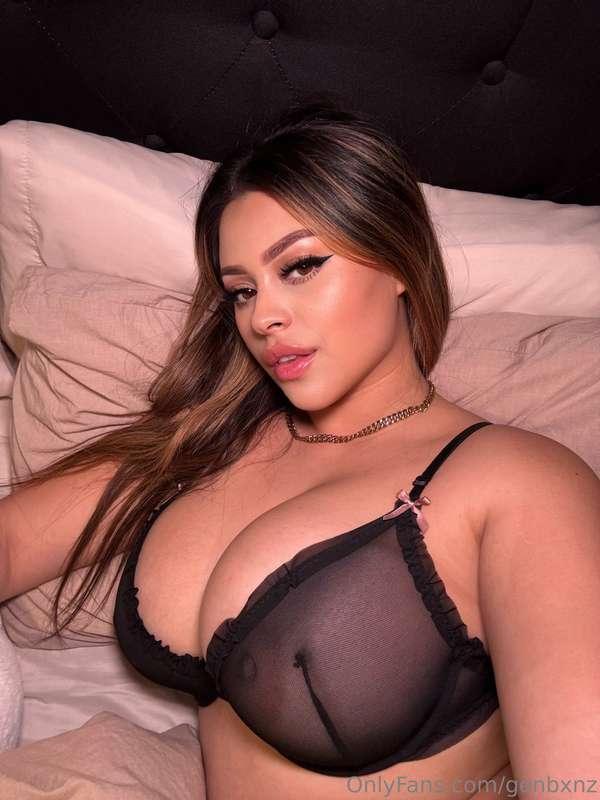 Guess who’s feeling extra kissable tonight? 💋