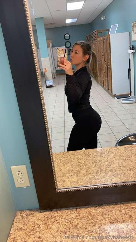 Skinny waist, phat booty😜🍑