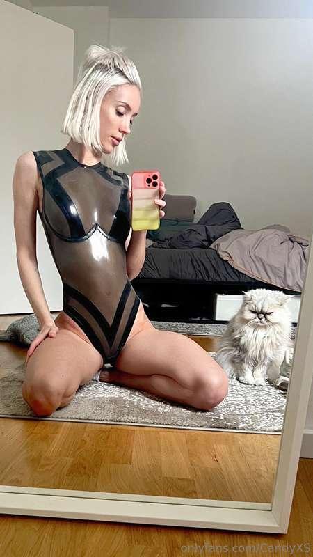 i'm not sure if my kitty likes my outfit 😜