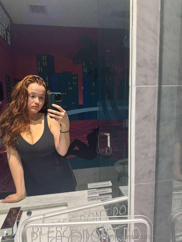 Can never go wrong with a black dress do you agree😘?