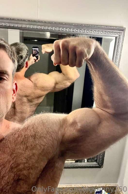 COVERED in fur and muscle 🦍🤴🏻🤑