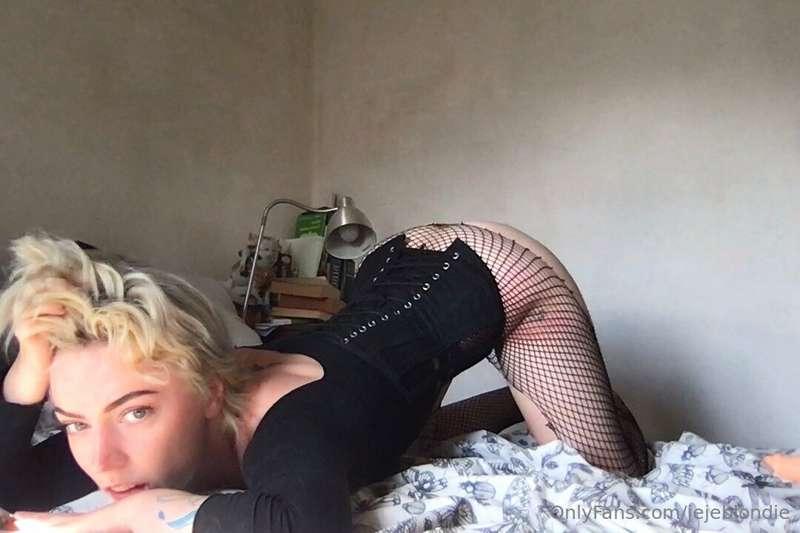 jejeblondie image #1