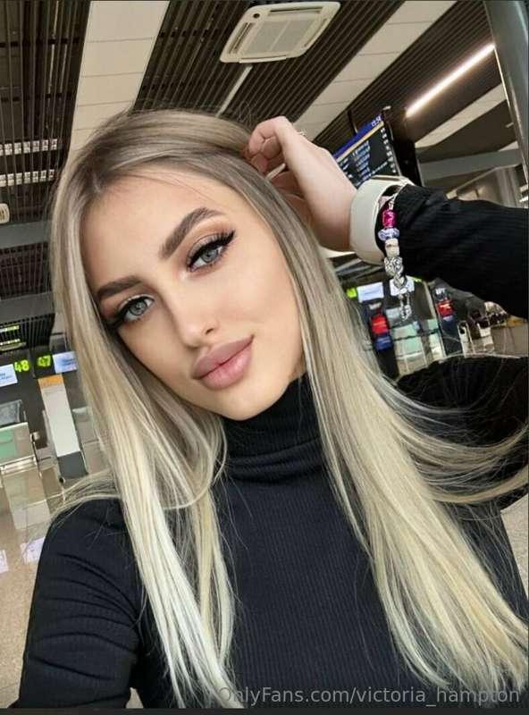 This @kinky_ella1 beauty loves to masturbate on camera and i..