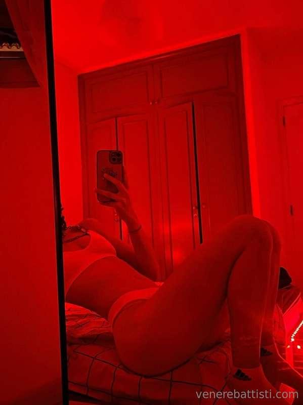 tutto è per terra 😏 tocca a te ora sfilarmi l'intimo 🤭